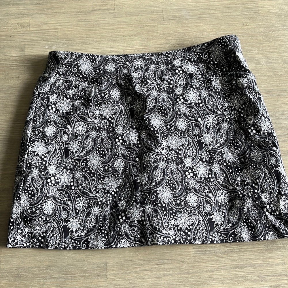 ATTYRE PULL ON STRETCH BLACK AND WHITE PAISLEY SIZE: 10 TWO POCKET SKORT